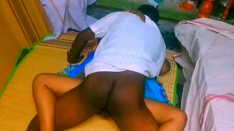 Desi Sathiya: Desi tetička má sex s house wonerem