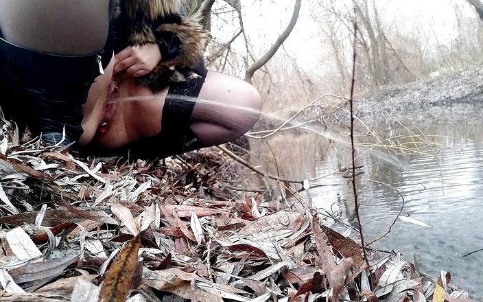 SoloRussianMom: Curvy MILF pissing on the riverside