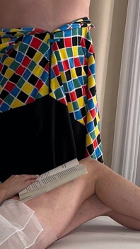 Raver girl bere velkého ptáka v kostýmu z festivalu, aby si hrál s jeho koulemi, ale pouze za to, že to zničil