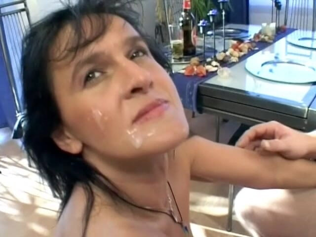 Deutsche XXX Filme: Супер гаряча німецька леді отримує сперму на обличчя старого члена