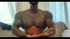 Jasons feet: Kurżę cię w dół, a ty stajesz się taki mały.