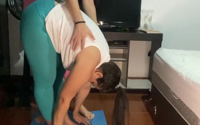 Zoe &amp; Melissa: L&amp;#039;istruttore di yoga lesbica vuole scopare il suo studente