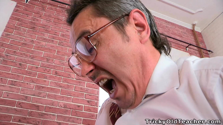 Tricky Old Teacher: 老师收到湿润的口交和乱搞年轻的学生