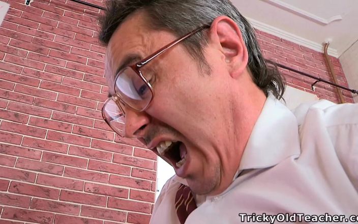 Tricky Old Teacher: Giáo viên được thổi kèn ướt át và đụ học sinh trẻ hơn