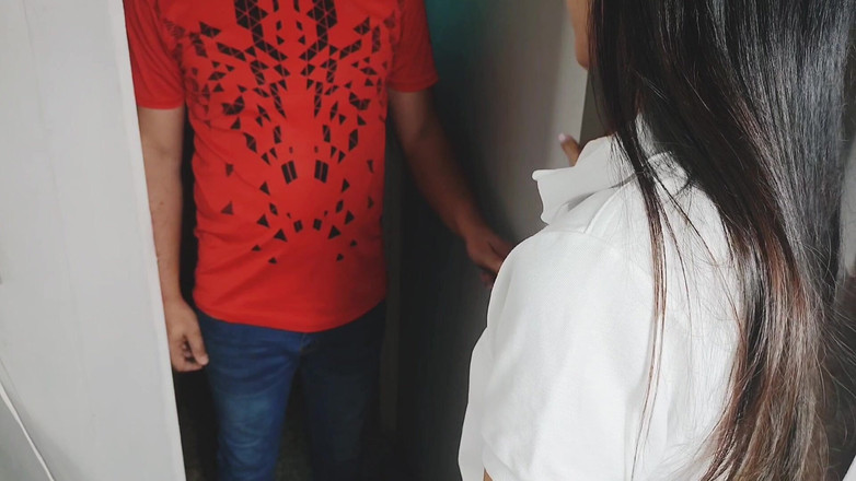 Teen sex 66: O soră vitregă își seduce fratele vitreg pentru a o ajuta...