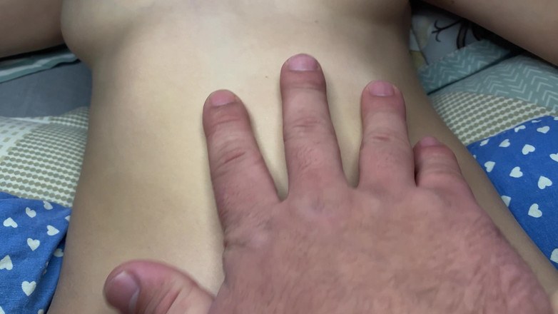 Blondasexy00: Nevlastní bratr dokonale masturbuje moji těsnou kundičku svým prstem