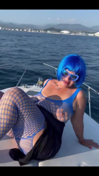 Une modèle en caractère sur un yacht