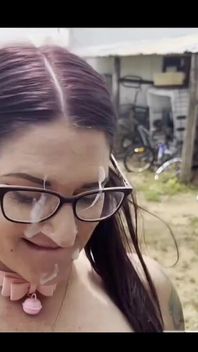 Draußen herumgehen mit meinen titten und einem gesicht, das mit sperma bedeckt ist!