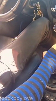 Recogí a un femboy de polla grande en una falda en el camino y lo follé a pelo.
