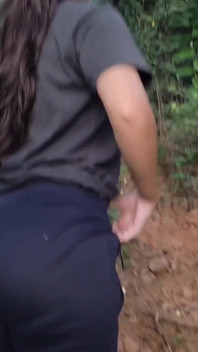 可爱的拉丁女孩在户外暴露她的乳房和屁股