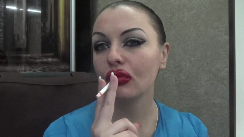 Goddess Misha Goldy: Sexy make-up obrovské červené rty kouří
