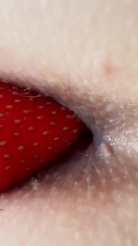 Video amatur Strawberry diletakkan ke dalam dubur awek langsing dan mempunyai bau yang sempurna