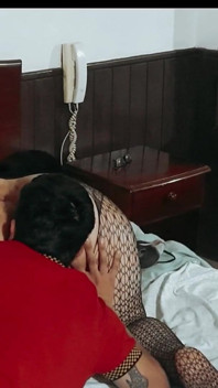 Isteri montel dirakam oleh suami berkongkek dengan yang lain, peminat dalam ereksi perlahan