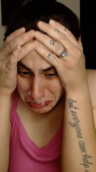 Nemocná dívka dělá snotty nepořádek po celé tváři