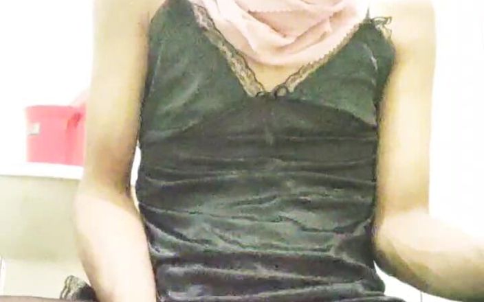 Alfi Kayla: Sissy Hijab solo masturberen 1
