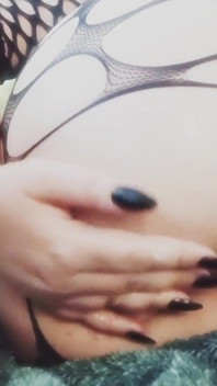 Une vraie amatrice baise son petit trou du cul étroit mais un gode