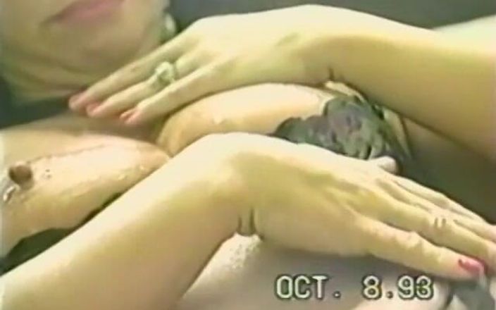 Homegrown Video: Зріла брюнетка дрочить двома різними ділдо