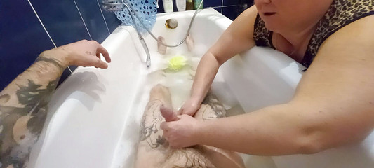 Zona901: Ibu tiri membasuh saya di bilik air dan menyentak zakar...