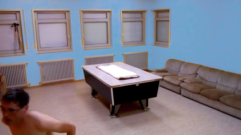 Mark Hannes: Masturbazione a tavola nuda con la gobba