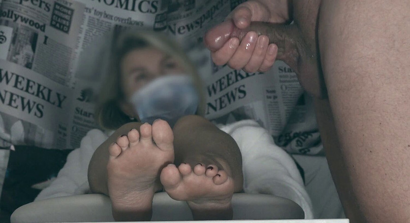 Amateur_fetish: O cara impotente tentou masturbar seu pau mole nos pés...