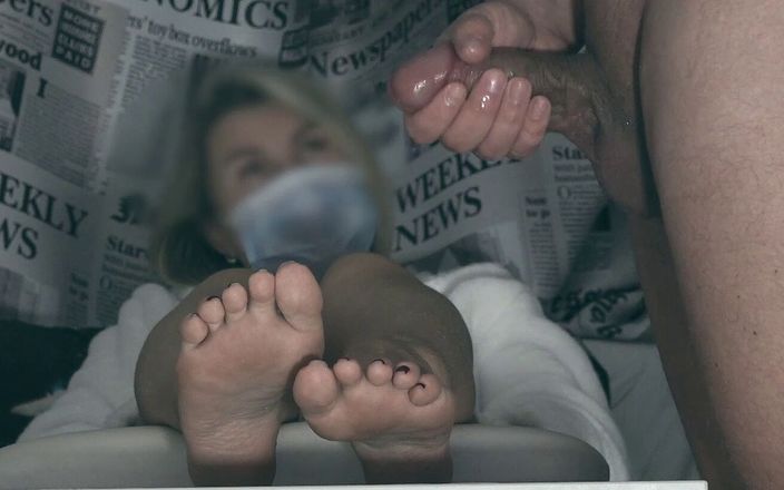 Amateur_fetish: Tipul impotent a încercat să-și masturbeze pula blegă pe picioarele iubitei...