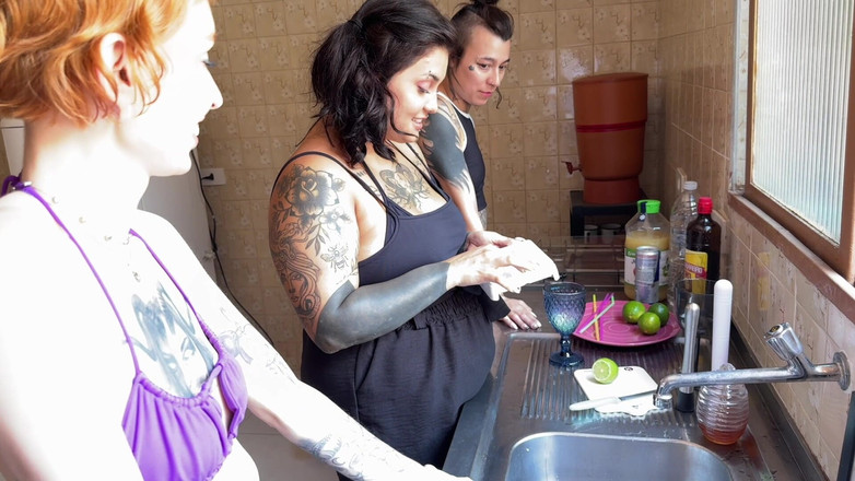 Quente club: The Chubby Girl Invited Her Friends Over for an Afternoon...