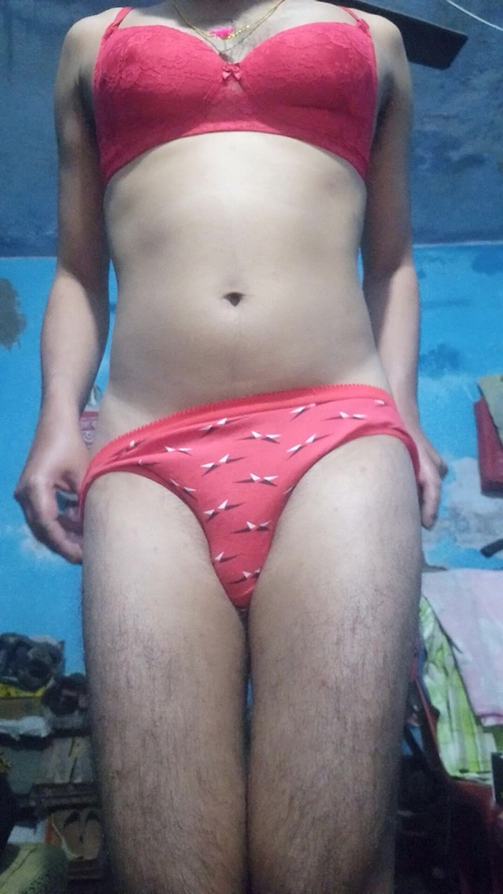 Lustyizlife: Indische femboy travestiet die de rode beha en het slipje...