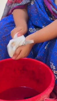 Makcik Tamil tanpa blaus dengan pantat besar, apabila membasuh seluar dalam blaus, kemudian dia menghisap zakar saya dan mengongkek saya