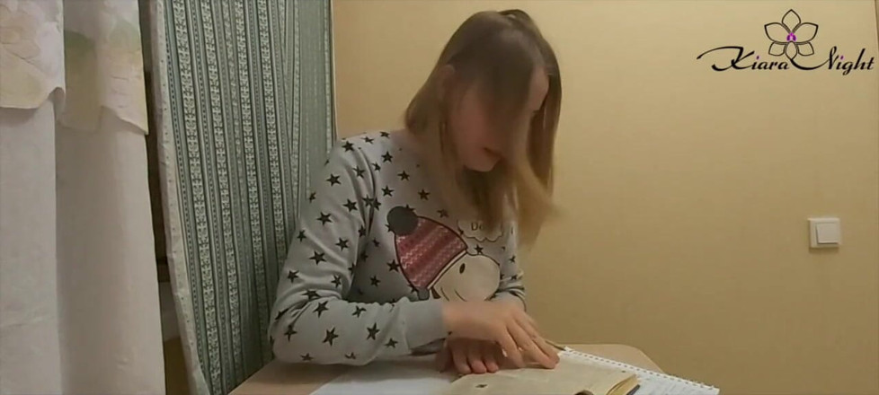 Kiara Night: Une fille fantastique masturbe sa chatte mouillée et donne des...
