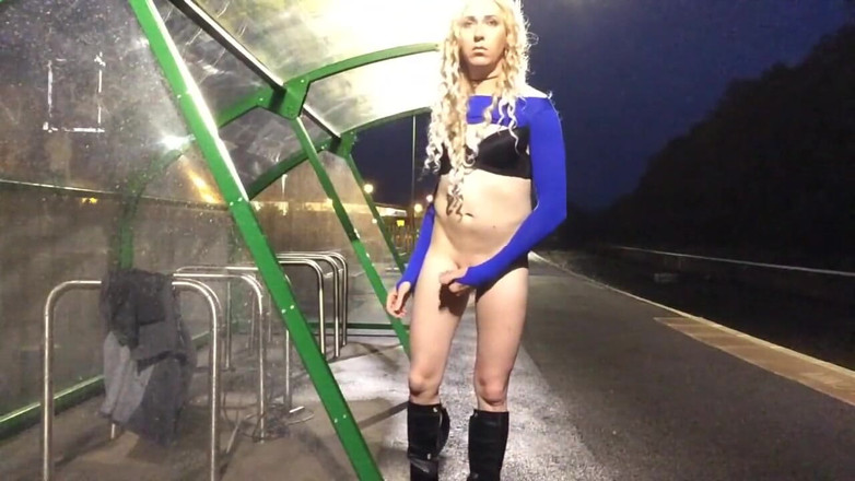 The Midnight Minx: Themidnightminx estación de tren paja