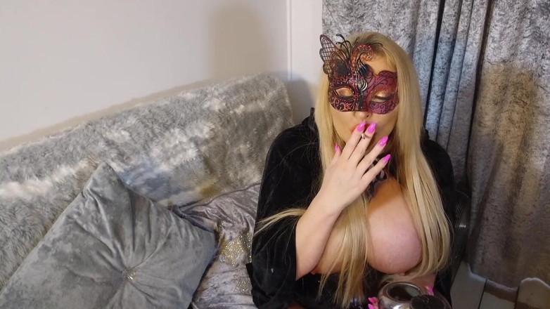 Misty Mckaine: Kouření milfky Misty McKaine