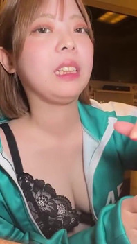 밝은 미소 육식 동물. 핸잡과 스킬로 마무리하는 겸둥이 가게 소녀.