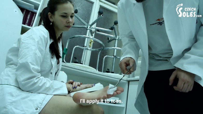 Czech Soles - foot fetish content: Анти-запах Serum Lab исследование для ее действительно вонючих ступней