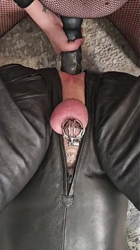 In einen schlampenanzug gelockt, domina-anal-strapon