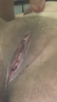 Une grosse chatte se fait baiser par un gode