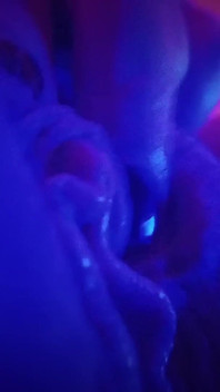 Lihat aku mengusap tubuhku dengan sensual tepat di depan matamu
