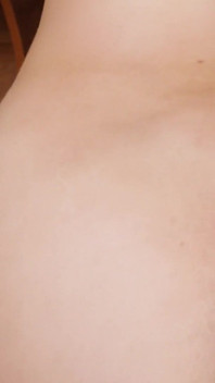 キッチンでのセックス。義理の娘と継父。壮大な誘惑。