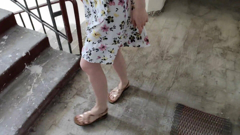 Super Jopka: Štíhlá kráska dostala ptáka u vchodu