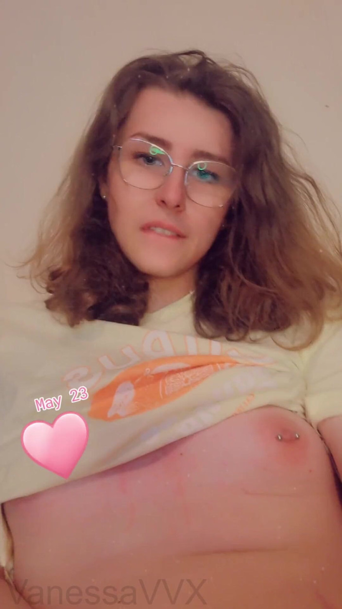 VanessaVVX: Vanessa macht einen massiven chaos über sich selbst und isst alles...