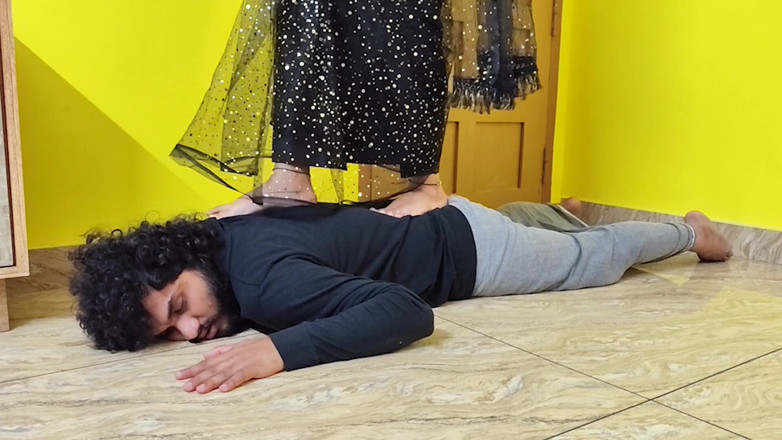 Vaigavarun Feet romance: Senhora punindo servo, corpo inteiro pisando