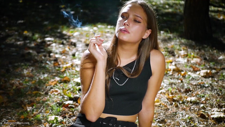 Russian Smokers: Rokok Merokok Cantik Rusia yang menggodakan di Studio