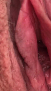 Me disparó dos veces con su chorro de orina. Coño meando Extremadamente primer plano