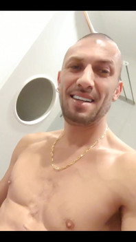 Chlapec si honí