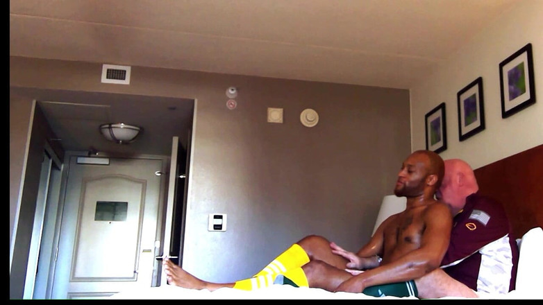 Kennie Jai: Kennie jai dipijat dari pelatihnya