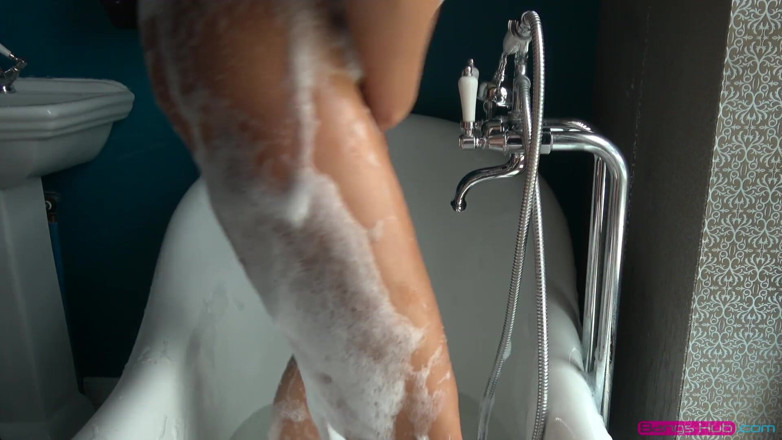 Bangshub: Sexy brunette masturbeert in bad