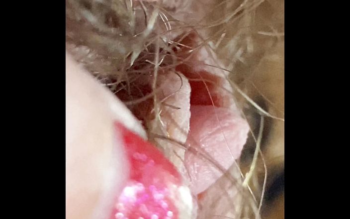 Cute Blonde 666: Extreme close-up op mijn harige poesje en enorme clitoris