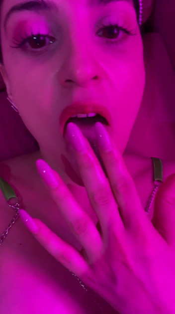 DivinaMaruuu: Bermain bersendirian dengan pepek dan pantat saya