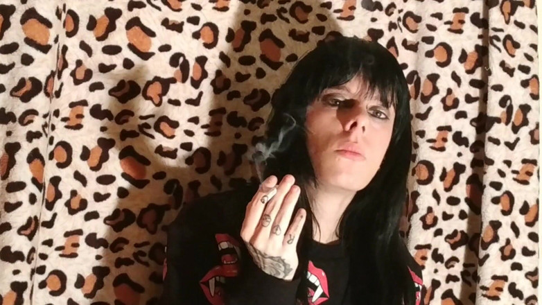 Beth Kinky: Fumez pentru că sunt plictisitoare - Beth Kinky