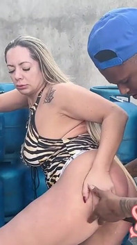 Suzie Slut saiu para comprar gasolina, vestindo apenas um vestido sem calcinha