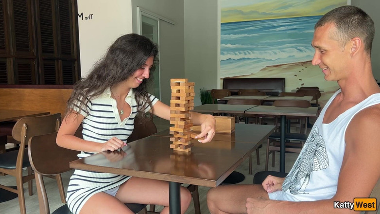 Katty West: Nevlastní sestra ztratila zadek ve hře Jenga a dostala ptáka...